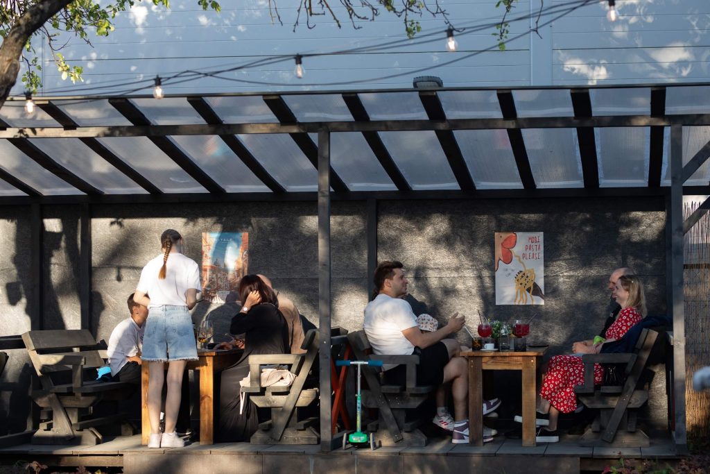 Osteria pasta&vīns terase vasaras laikā.