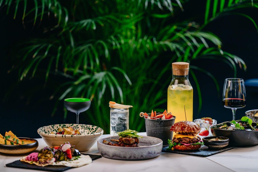 OXO Brasserie restorāna ēdiens uz galda ārā