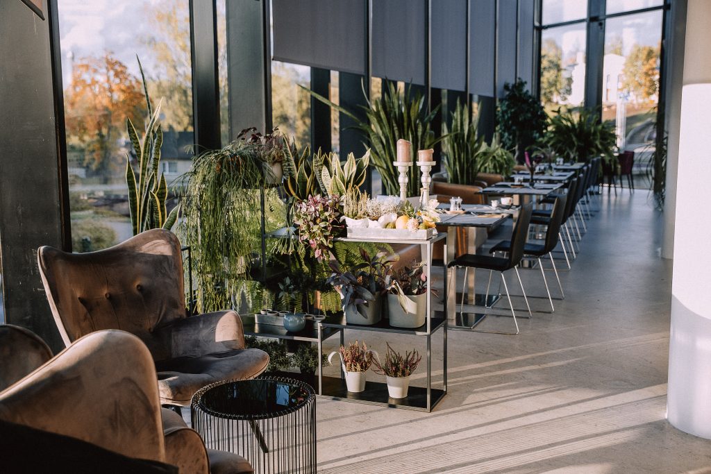 Restorāns "Zīds" galdiņi pie liela loga