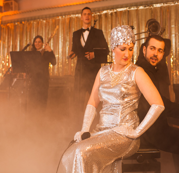 Retro Glam Jazz Band saģērbušies 50 gadu stilā