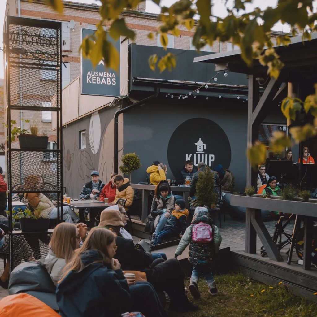 Ausmeņa Kebabs Rēzeknē pagalmā.