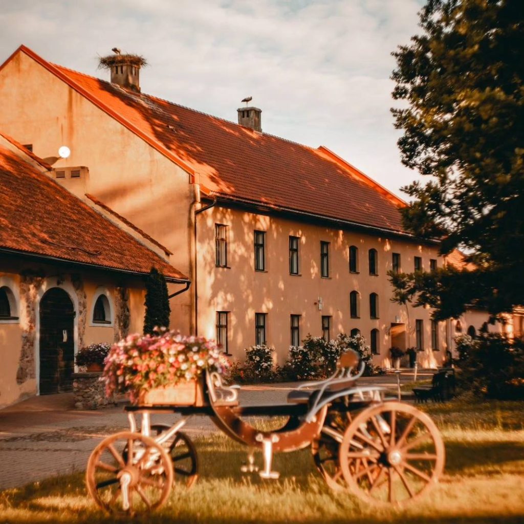 Šlokenbekas muiža ar viduslaiku ratiem priekšā