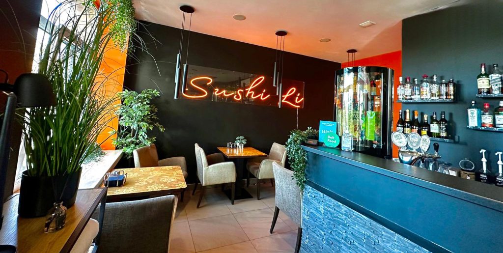 Suši restorāna "Sushi Li" krāsainis interjers