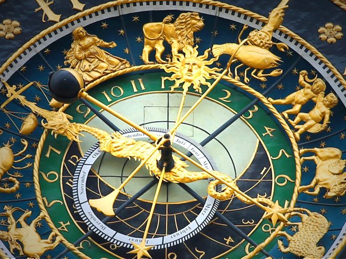 Ascendents zodiaka zīmēm uz pulksteņa.