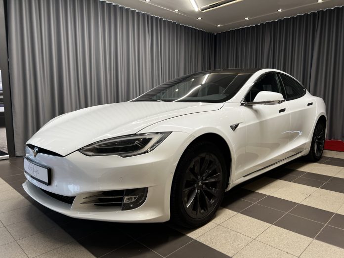 Balta tesla elite cars salonā