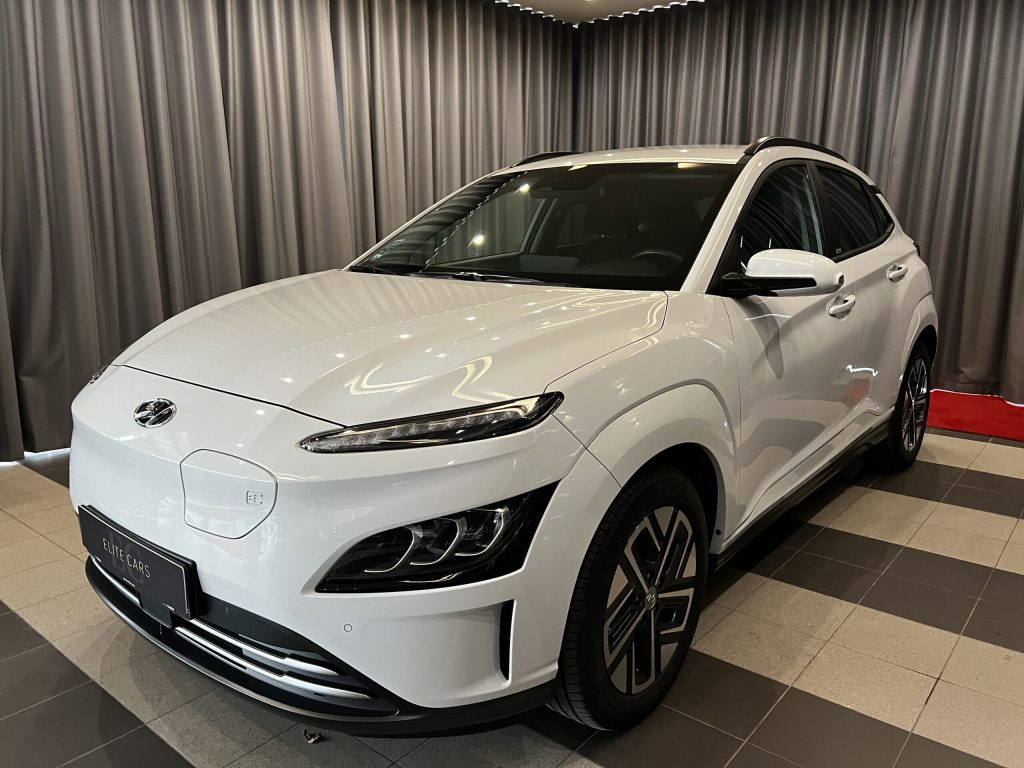 Balts elektroauto elite cars salonā