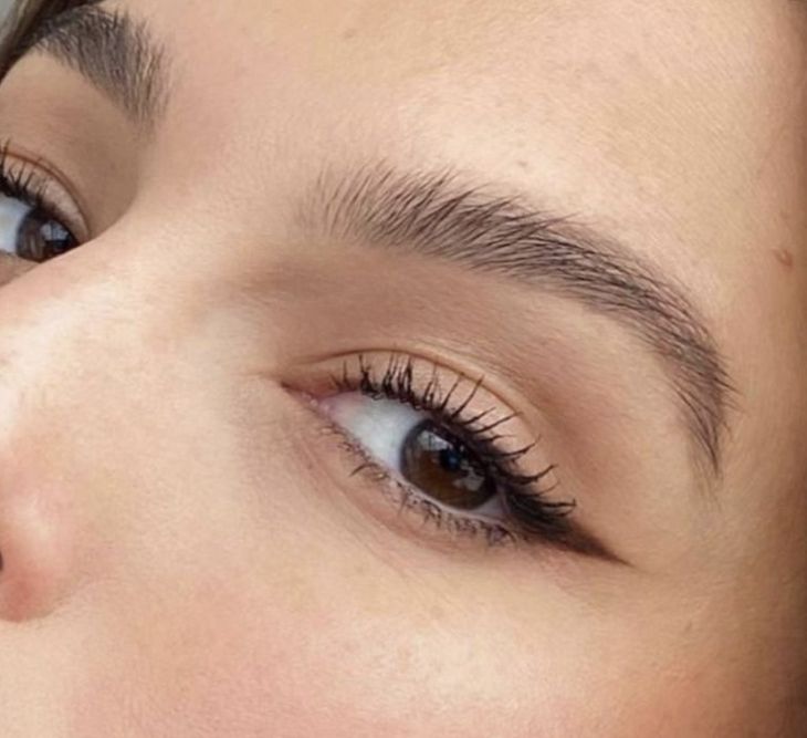 Sievietei brūns acu laineris ar skropstu tušu