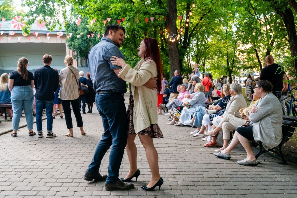 Pāris dejo pie mūzikas Vērmanes dārzā pie skatuves