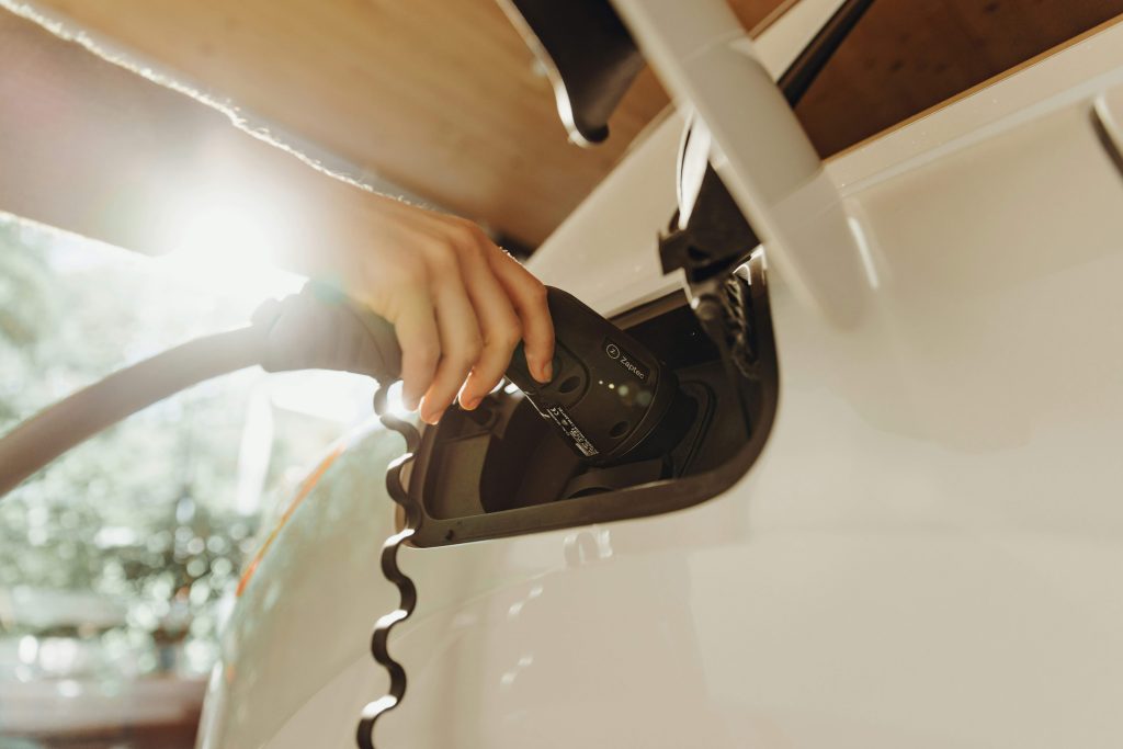 Cilvēks uzliek lādēt savu elektroauto