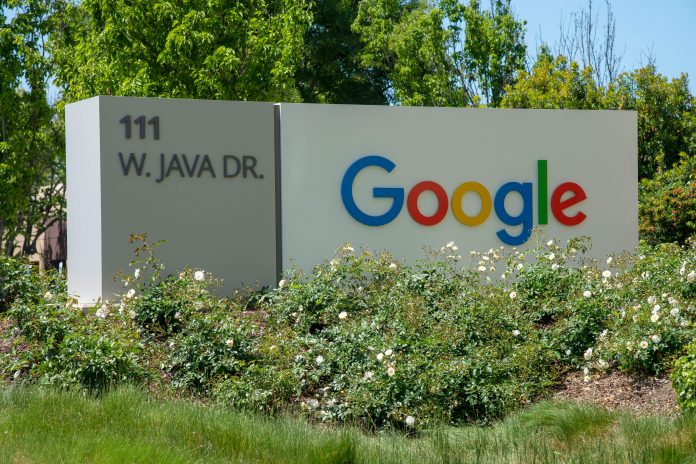 google logo uz sienas ar iela adresi