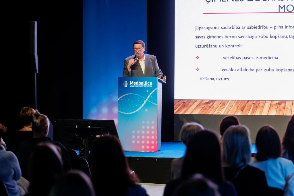 Uz skatuves runā cilvēks medicīnas izstādē "Medbaltica 2024"