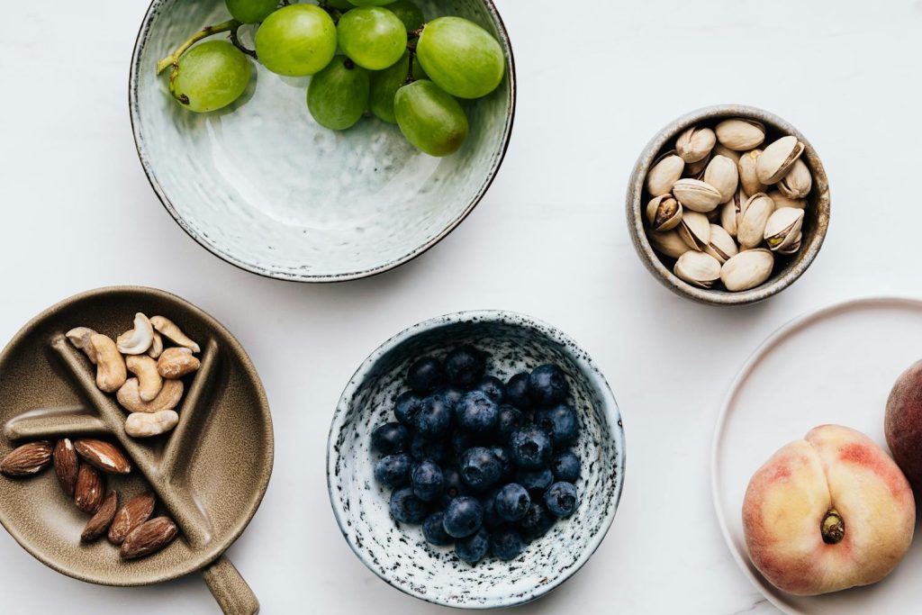 Paleo diētas sastāvdaļas: ogas, persiki, rieksti