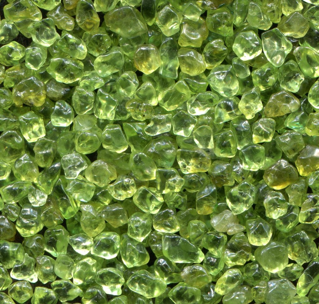 Peridots akmeņi gaiši zaļā krāsā
