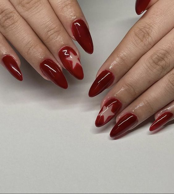 Cherry sarkani nagi ar zvaigznēm uz vidējā naga