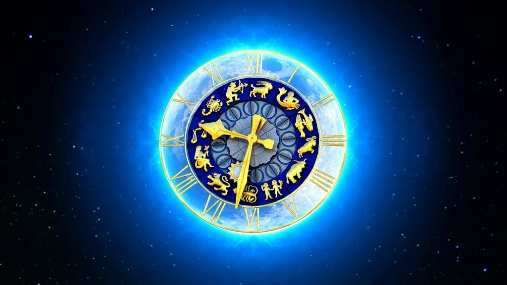 Zodiaka zīmes simboli attēloti pulkstenī