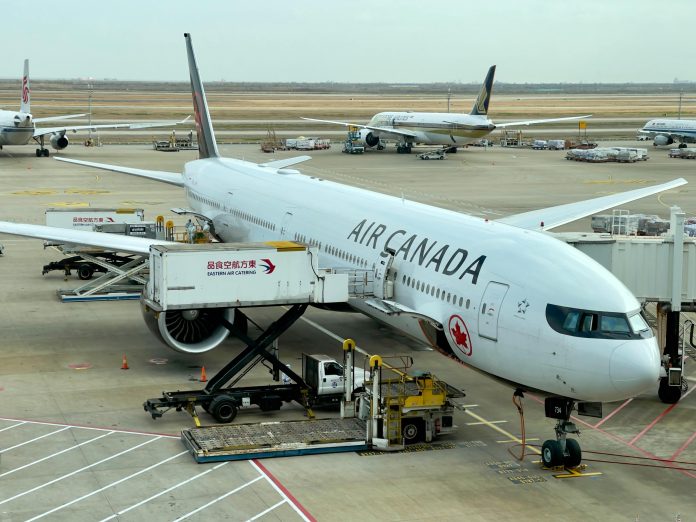 Air canada lidmašīna lidostā