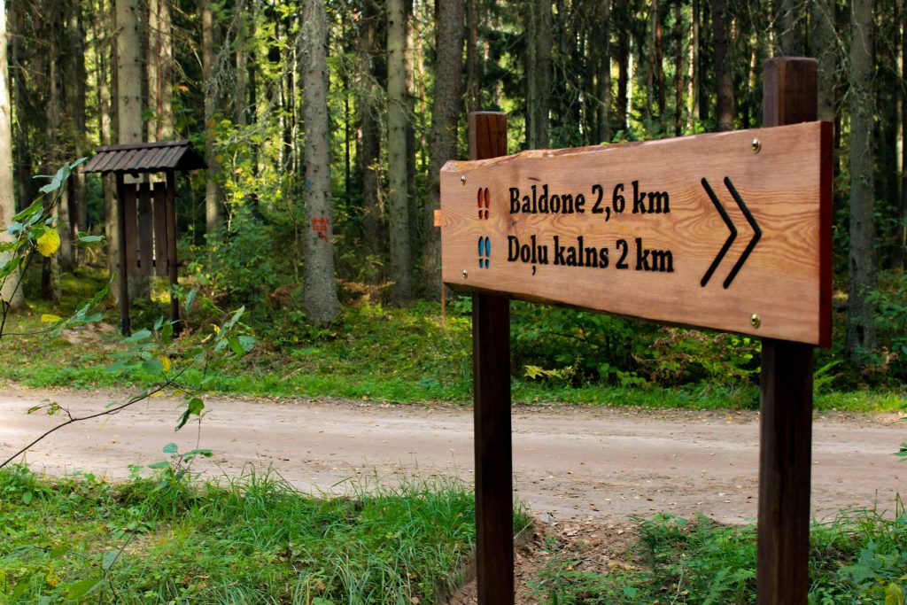 Koka norāde uz Baldones stāstu takām