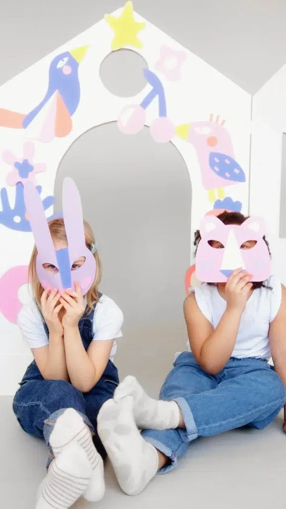 Divas meitenes tur dzīvnieku maskas pie sejas
