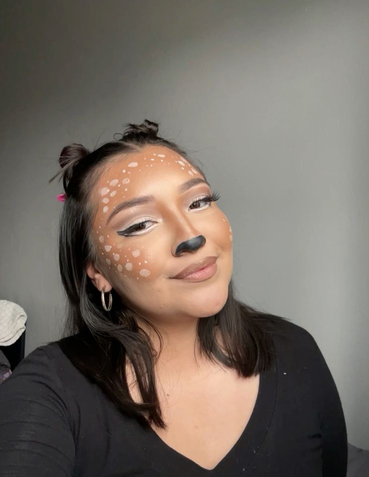Sieviete helovīnu makeup uzkrāsojusi kā briedi