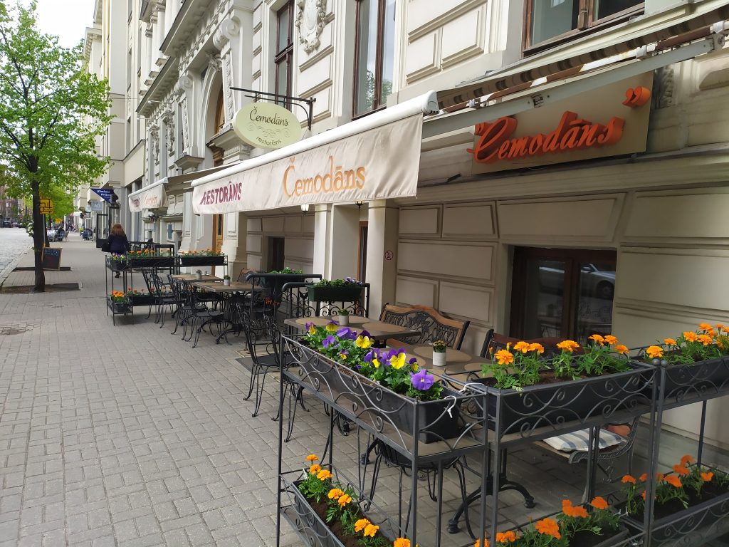 Restorāna Čemodāns terase ārā ielas malā