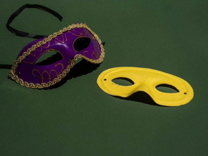 Divas Helovīnu maskas uz tumši zaļa haki fona