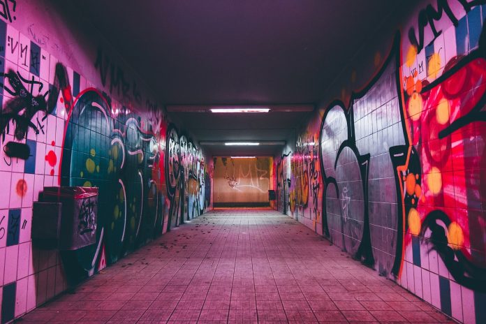 Grafiti rīgā. Tunelis ar grafiti sienām un apgaismojumu ar rozā gaismu