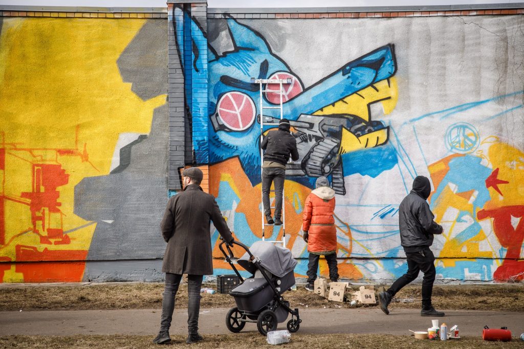 Grafiti siena Ukrainas atbalstam Vesetas ielas posmā