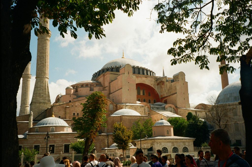 Mošeja ar minaretiem Istambulā, Turcijā