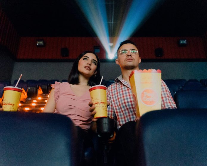 Pāris skatās jaunākās latviešu filmas kino