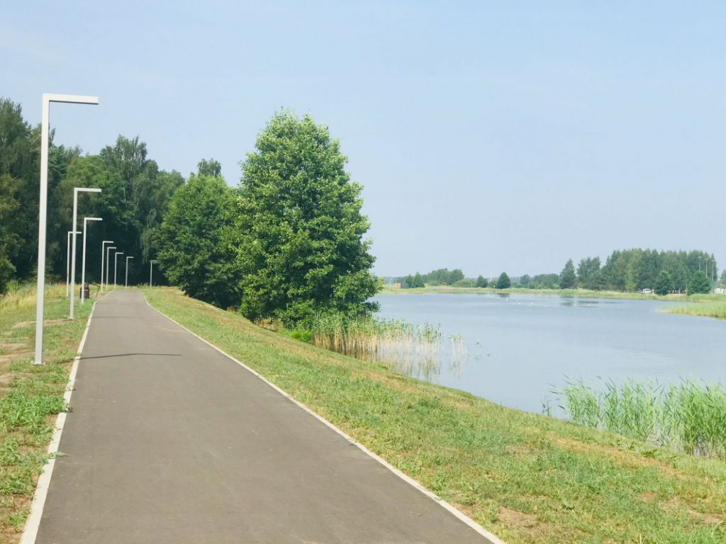 Piņķu ūdenskrātuvei blakus asvalta celiņš