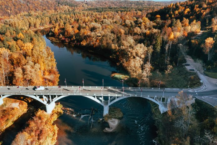 Sigulda rudenī skats no putna lidojuma