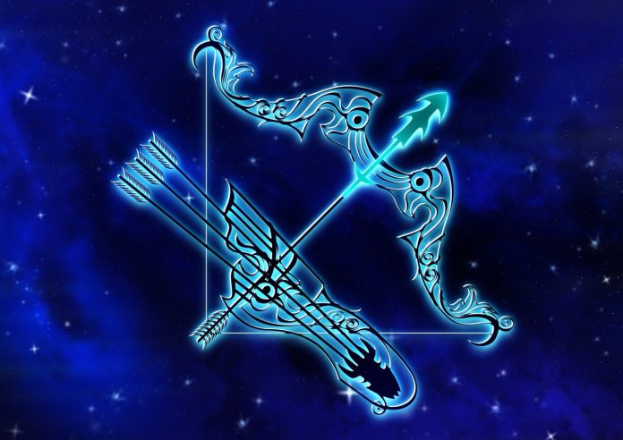 Strēlnieks horoskops: Zodiaka zīme Strēlnieks uz tumši zila fona