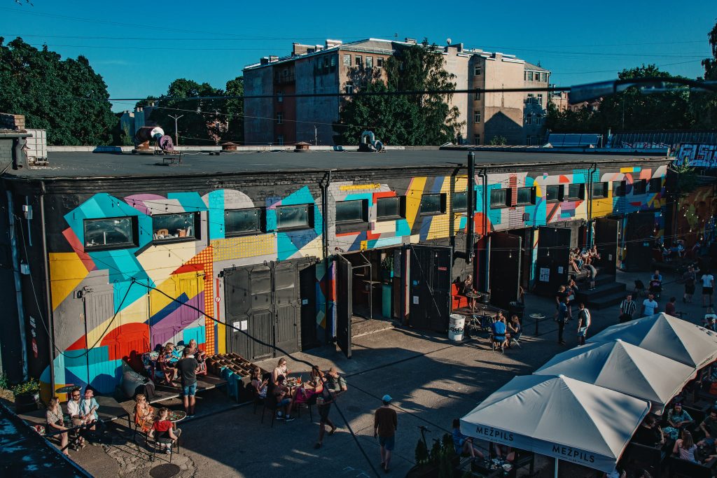 Tallinas ielas kvartāla angāra siena apzīmēta ar grafiti
