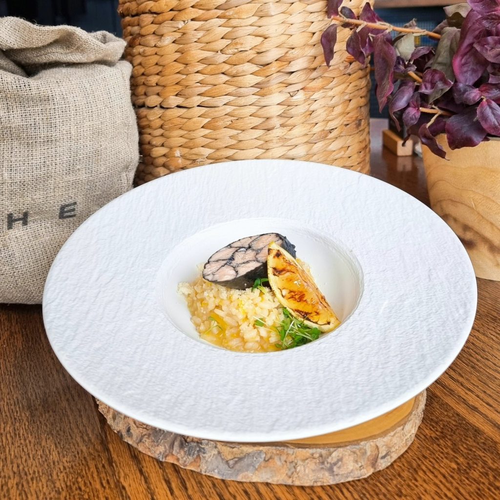 Ēdiens uz balta šķīvja restorānā "Tapas Tapas"