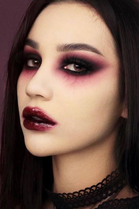 Vampīra grims sievietei. Tumšs, sarkans acu grims