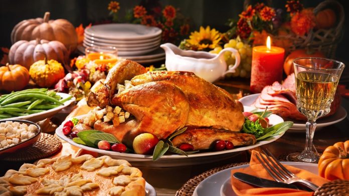 18. novembra ēdieni uz svētku galda ar svecēm
