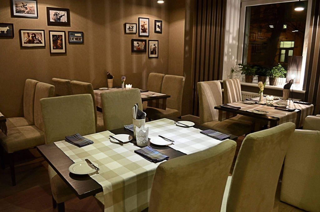"Beef Eater’s" restorāna bēšais interjers