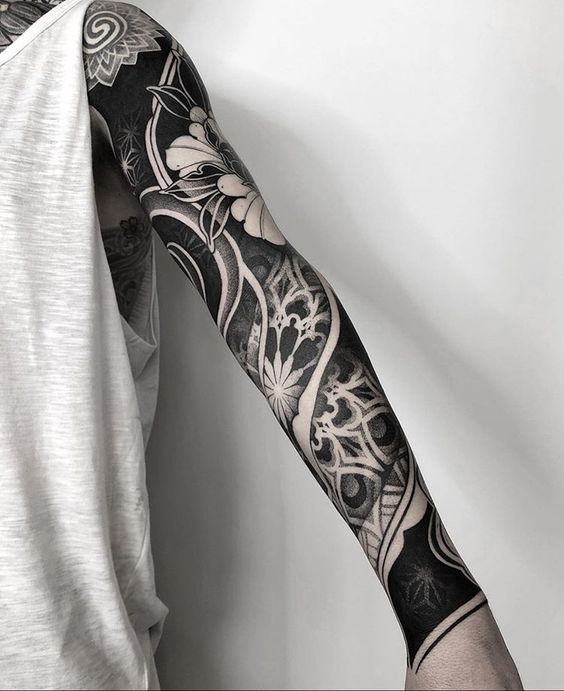 Blackwork tetovējums vīrietim visas rokas garumā