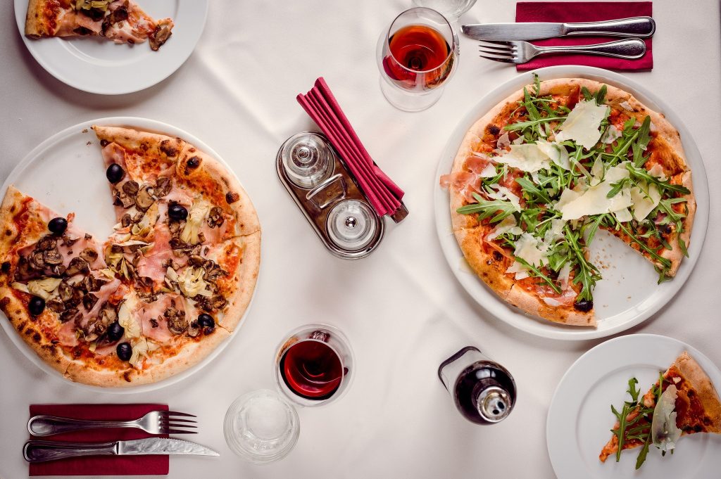 Pica uz galda Casa Nostra restorānā Rigā