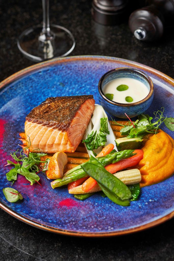 Zivs ar dārzeņiem un mērci no restorāna CUT