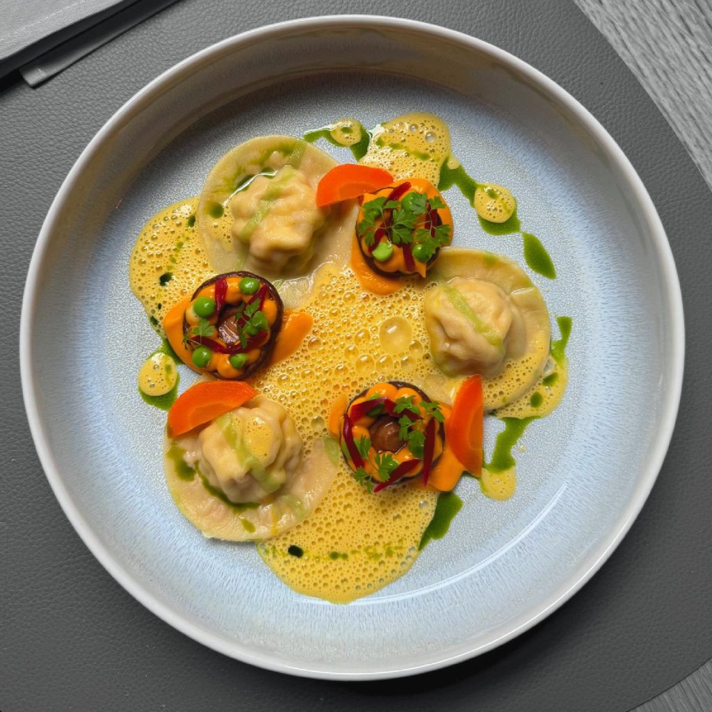 Ēdiens uz šķīvja restorānā Entresol