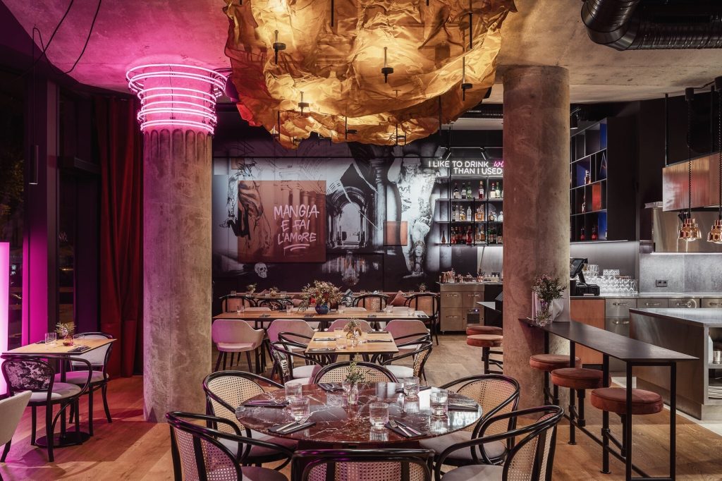 Itāļu restorāna Snatch modernais interjers