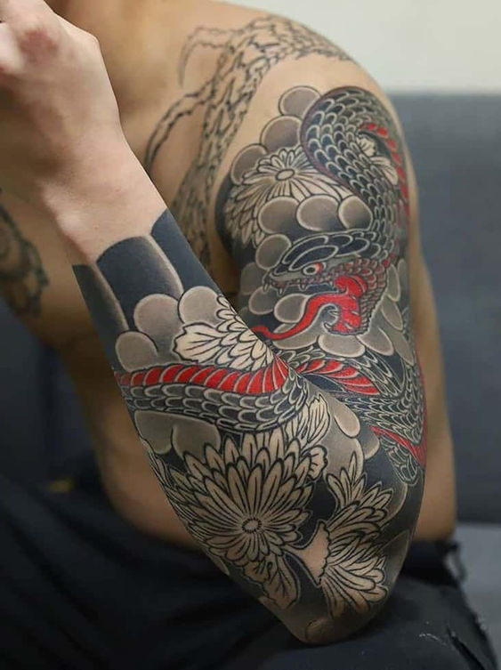 Japāņu tetovējumu stils vīrietim uz rokas