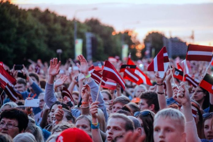 18. novembra apsveikumi Latvijas dzimšanas dienā. Cilvēki uz 11. novembra krastmalas.