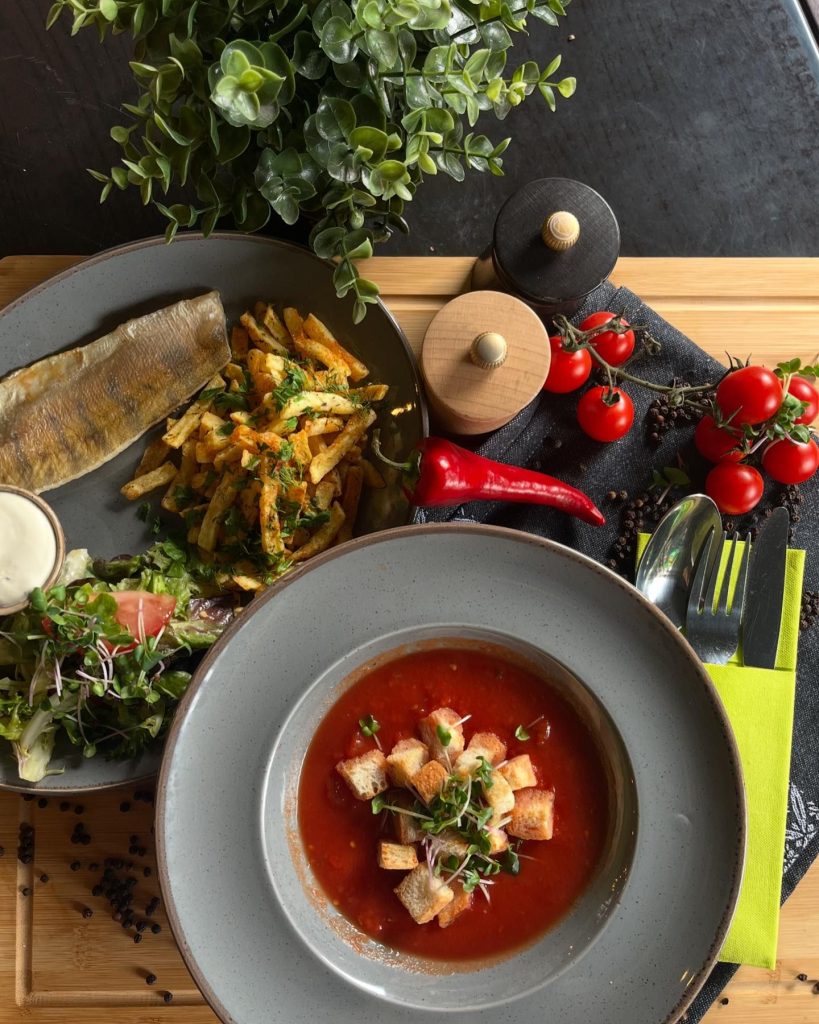 Tomātu zupa, Krāsnī cepts zandarts ar mājas frī kartupeļiem un lapu salātiem