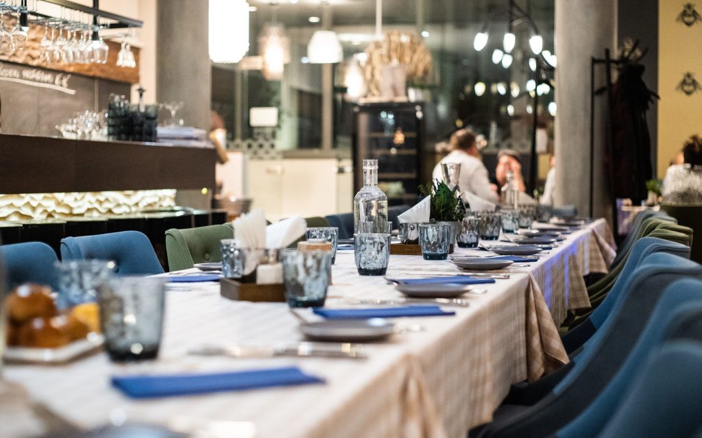 Viesību galds restorānā "Melnā Bite"