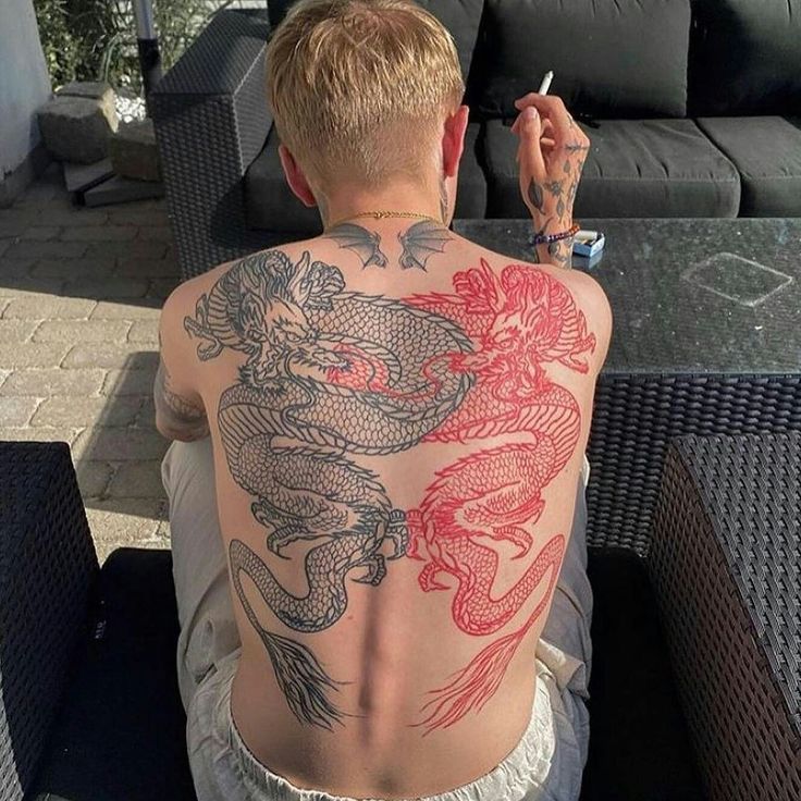 Liels pūķu tetovējums uz muguras japāņu stilā