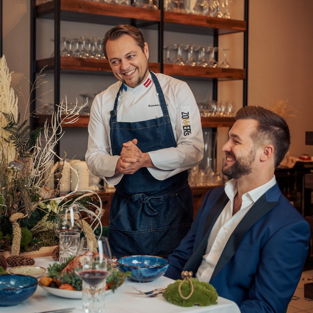 Šefpavārs Raimonds Zommers stāv pie galda