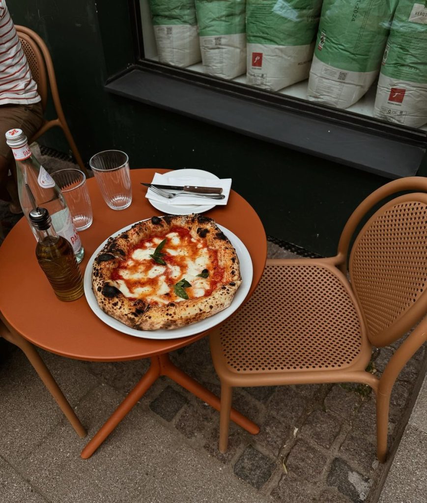 Street pizza restorāns uz Elizabetes ielas