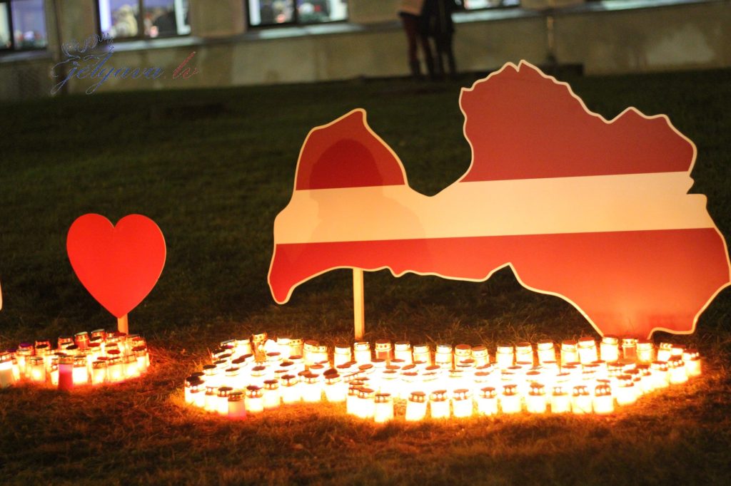 Sveces pie Latvijas silueta 18. novembrī